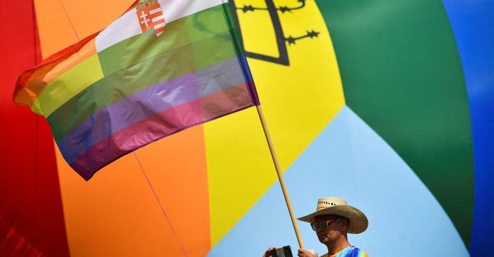 Uma pessoa participa da Parada do Orgulho de Budapeste, em Budapeste, Hungria, em 23 de julho de 2022 | Foto: Marton Monus/Reuters