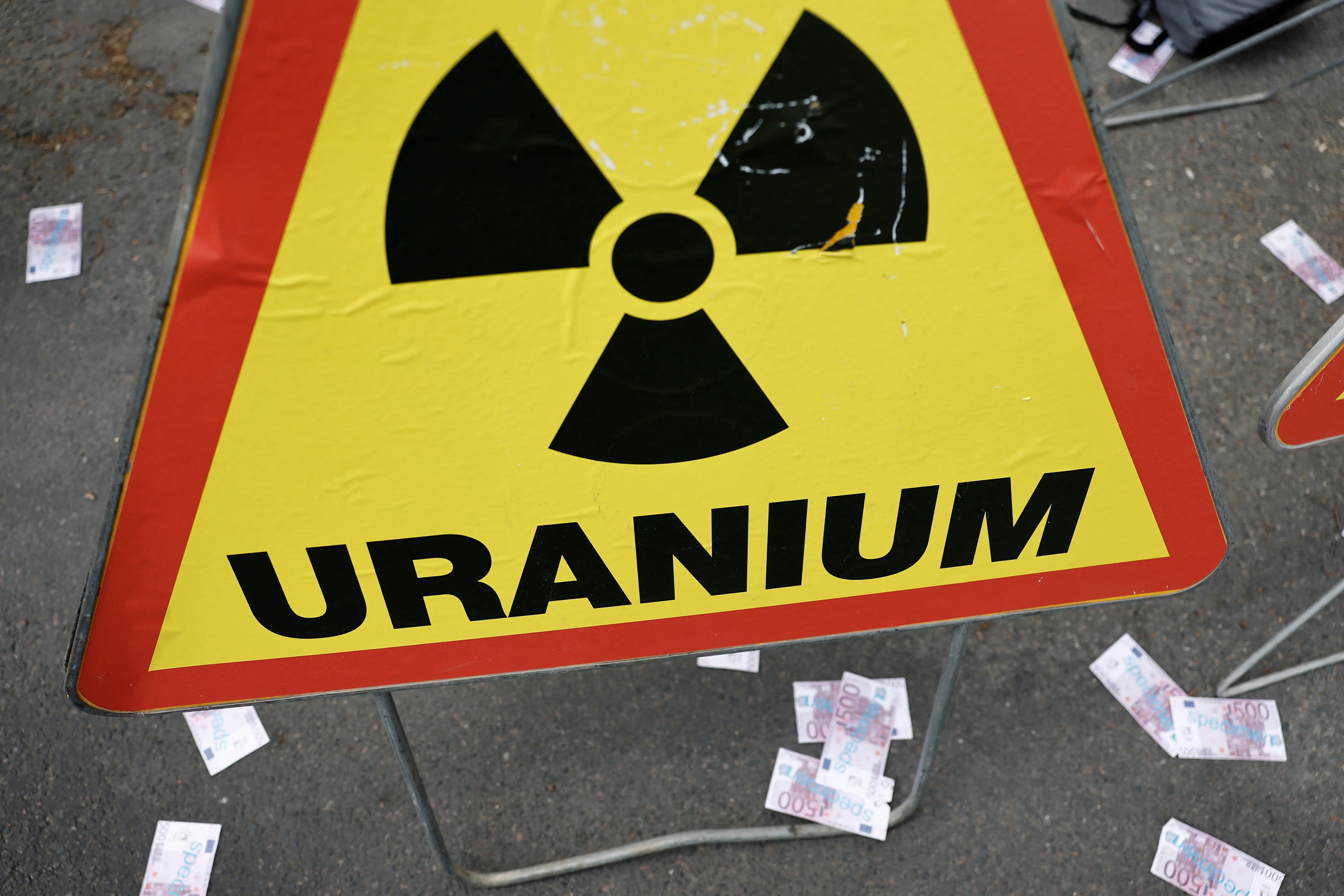 Cartaz alerta sobre riscos de radioatividade por urânio | Foto: REUTERS/Benoit Tessier