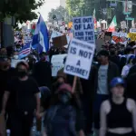 Os ataques violentos à ICE são ações coordenadas de uma militância treinada, financiada e sustentada por uma elite “progressista” | Foto: Leah Millis/Reuters