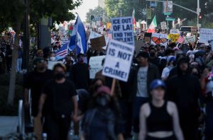Os ataques violentos à ICE são ações coordenadas de uma militância treinada, financiada e sustentada por uma elite “progressista” | Foto: Leah Millis/Reuters