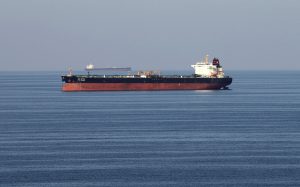 Petroleira navegando no estreito de Hormuz | Foto: REUTERS/Hamad I Mohammed/File Photo