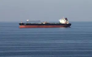 Petroleira navegando no estreito de Hormuz | Foto: REUTERS/Hamad I Mohammed/File Photo