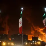 Bandeiras do Irã em local atacado pela Força Aérea de Israel | Foto: Majid Asgaripour/WANA (West Asia News Agency) via REUTERS