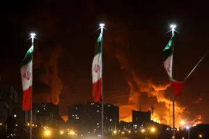 Bandeiras do Irã em local atacado pela Força Aérea de Israel | Foto: Majid Asgaripour/WANA (West Asia News Agency) via REUTERS