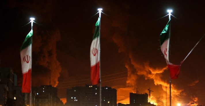 Bandeiras do Irã em local atacado pela Força Aérea de Israel | Foto: Majid Asgaripour/WANA (West Asia News Agency) via REUTERS