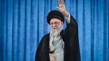O líder supremo do Irã, aiatolá Ali Khamenei, acena durante o 36º aniversário da morte do líder da Revolução Islâmica do Irã de 1979, o aiatolá Ruhollah Khomeini, no santuário de Khomeini no sul de Teerã, Irã (4/6/2025) | Foto: Divulgação via Reuters/Gabinete do Líder Supremo Iraniano/WANA (West Asia News Agency)/Foto de arquivo