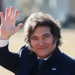O presidente argentino Javier Milei saúda o público durante a cerimônia do Dia da Bandeira Nacional, em comemoração ao 205º aniversário da morte do General Manuel Belgrano e ao tradicional juramento à bandeira nacional, em Buenos Aires, Argentina (20/6/2025) | Foto: Reuters/Cristina Sille