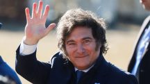 O presidente argentino Javier Milei saúda o público durante a cerimônia do Dia da Bandeira Nacional, em comemoração ao 205º aniversário da morte do General Manuel Belgrano e ao tradicional juramento à bandeira nacional, em Buenos Aires, Argentina (20/6/2025) | Foto: Reuters/Cristina Sille