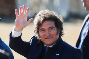 O presidente argentino Javier Milei saúda o público durante a cerimônia do Dia da Bandeira Nacional, em comemoração ao 205º aniversário da morte do General Manuel Belgrano e ao tradicional juramento à bandeira nacional, em Buenos Aires, Argentina (20/6/2025) | Foto: Reuters/Cristina Sille