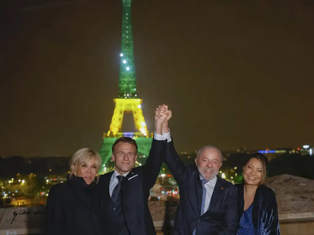 Lula e Janja em viagem a Paris, ao lado do presidente francês e da primeira-dama