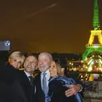 Presidente da República, Luiz Inácio Lula da Silva, Janja Lula da Silva, Presidente da França, Emanuel Macron, e Brigitte Macron na Torre Eiffel iluminada com as cores do Brasil