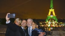 Presidente da República, Luiz Inácio Lula da Silva, Janja Lula da Silva, Presidente da França, Emanuel Macron, e Brigitte Macron na Torre Eiffel iluminada com as cores do Brasil