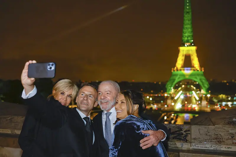 Presidente da República, Luiz Inácio Lula da Silva, Janja Lula da Silva, Presidente da França, Emanuel Macron, e Brigitte Macron na Torre Eiffel iluminada com as cores do Brasil