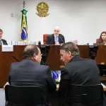 O ex-presidente Jair Bolsonaro e seu advogado, durante interrogatórios de réus da Ação Penal (AP) 2668