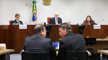 O ex-presidente Jair Bolsonaro e seu advogado, durante interrogatórios de réus da Ação Penal (AP) 2668