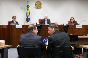 O ex-presidente Jair Bolsonaro e seu advogado, durante interrogatórios de réus da Ação Penal (AP) 2668