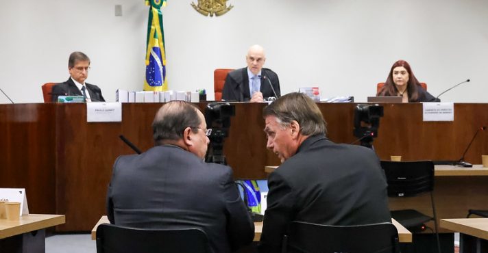 O ex-presidente Jair Bolsonaro e seu advogado, durante interrogatórios de réus da Ação Penal (AP) 2668