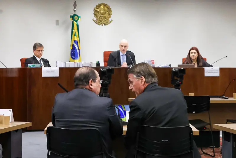 O ex-presidente Jair Bolsonaro e seu advogado, durante interrogatórios de réus da Ação Penal (AP) 2668