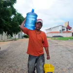Morador carrega galão e balde d’água em bairro sem abastecimento regular | Foto: Fernando Frazão/Agência Brasil