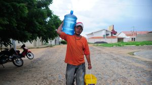Morador carrega galão e balde d’água em bairro sem abastecimento regular | Foto: Fernando Frazão/Agência Brasil