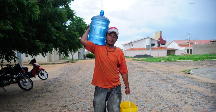 Morador carrega galão e balde d’água em bairro sem abastecimento regular | Foto: Fernando Frazão/Agência Brasil
