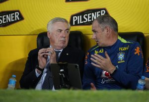 O técnico brasileiro Carlo Ancelotti e o assistente técnico Paul Clement, no Estádio Monumental Banco Pichincha, Guayaquil, Equador - 5/6/2025 | Foto: Santiago Arcos/Reuters