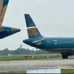 Imagem mostra o rasgo no leme de direção de uma das aeronaves operadas pela Vietnam Airlines: falha, risco de tragédia e transtorno em Hanói nesta sexta-feira, 27 | Foto: Reprodução/Twitter/X