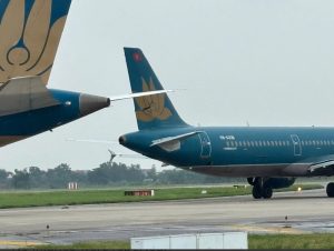 Imagem mostra o rasgo no leme de direção de uma das aeronaves operadas pela Vietnam Airlines: falha, risco de tragédia e transtorno em Hanói nesta sexta-feira, 27 | Foto: Reprodução/Twitter/X