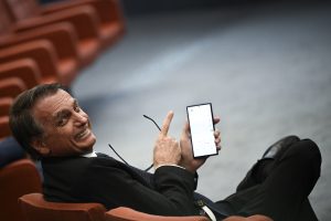 Bolsonaro senta-se diante do ministro Alexandre de Moraes durante seu julgamento no Supremo Tribunal Federal - 10/6/2025 | Foto: Mateus Bonomi/Agência de Fotografia/Estadão Conteúdo