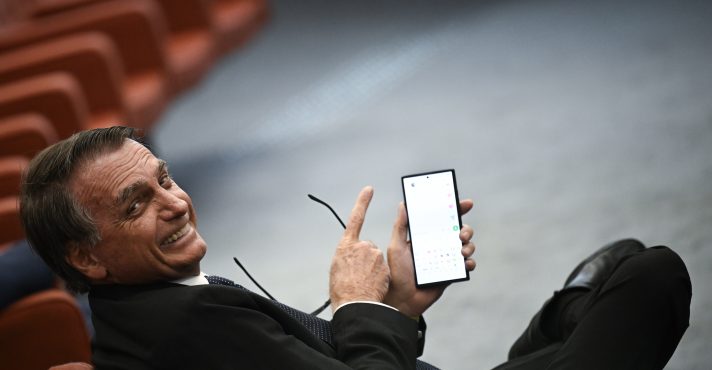Bolsonaro senta-se diante do ministro Alexandre de Moraes durante seu julgamento no Supremo Tribunal Federal - 10/6/2025 | Foto: Mateus Bonomi/Agência de Fotografia/Estadão Conteúdo