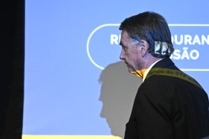 Bolsonaro senta-se diante do ministro Alexandre de Moraes durante seu julgamento no Supremo Tribunal Federal - 10/6/2025 | Foto: Mateus Bonomi/Agência de Fotografia/Estadão Conteúdo