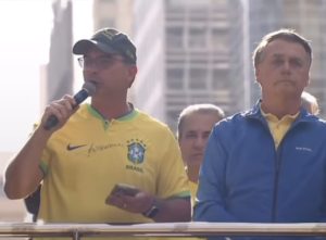 Senador Flávio Bolsonaro (PL-RJ) discursando na manifestação que ocorreu na Avenida Paulista | Foto: Reprodução/Redes sociais