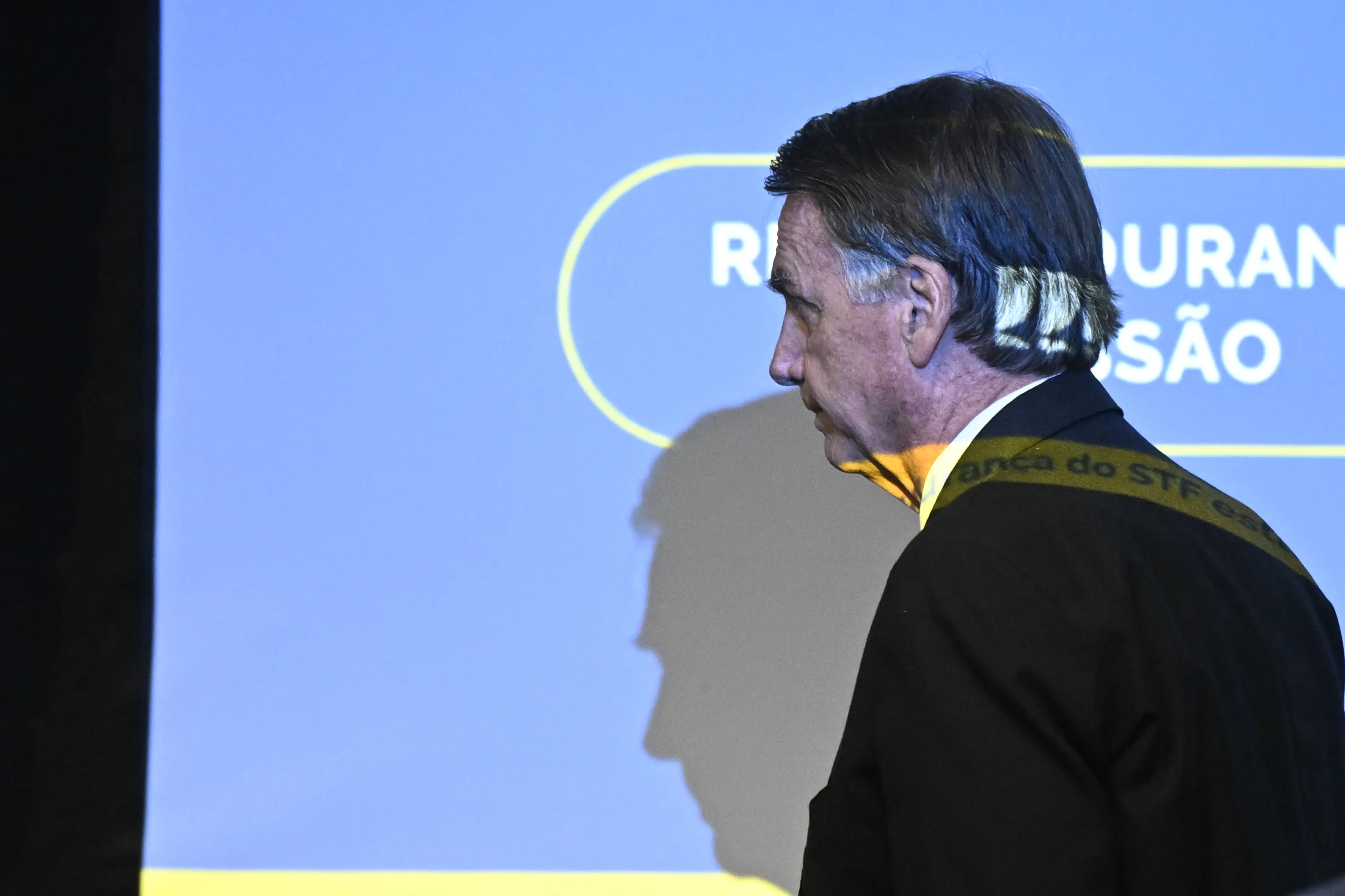 Bolsonaro senta-se diante do ministro Alexandre de Moraes durante seu julgamento no Supremo Tribunal Federal - 10/6/2025 | Foto: Mateus Bonomi/Agência de Fotografia/Estadão Conteúdo