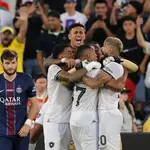 Jogadores do Botafogo comemoram, enquanto Khvicha Kvaratskhelia, do Paris St Germain, parece abatido - 19/6/2025 | Foto: Daniel Cole/Reuters