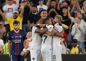 Jogadores do Botafogo comemoram, enquanto Khvicha Kvaratskhelia, do Paris St Germain, parece abatido - 19/6/2025 | Foto: Daniel Cole/Reuters