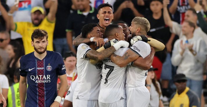 Jogadores do Botafogo comemoram, enquanto Khvicha Kvaratskhelia, do Paris St Germain, parece abatido - 19/6/2025 | Foto: Daniel Cole/Reuters