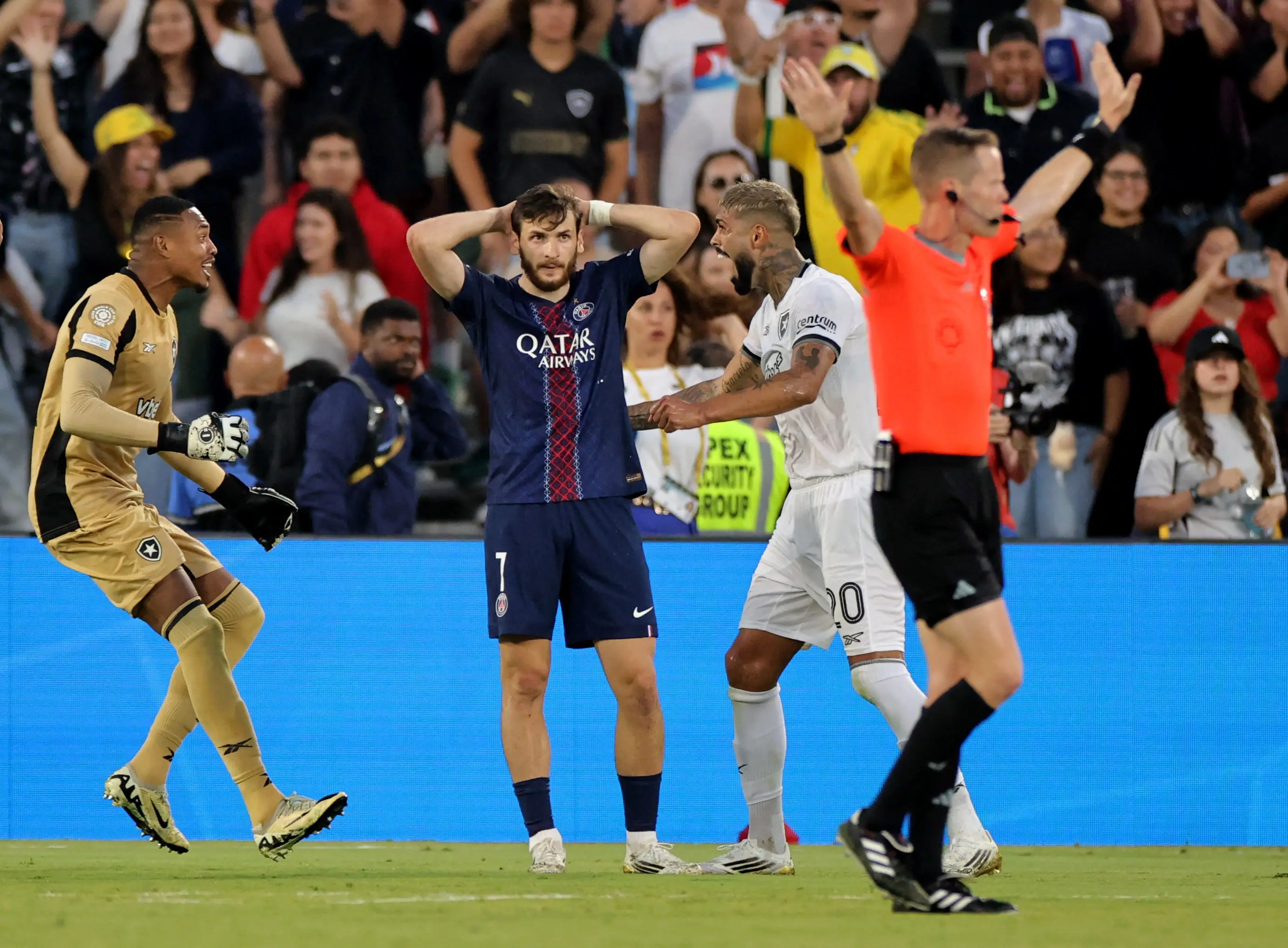 John e Alexander Barboza, do Botafogo, comemoram enquanto Khvicha Kvaratskhelia, do Paris St Germain, reage | Foto: Daniel Cole/Reuters