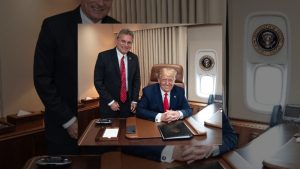 O deputado Buddy Carter durante encontro com o presidente Donald Trump: carta de recomendação ao Comitê do Prêmio Nobel da Paz | Foto: Reprodução/Twitter/X