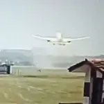 Câmera de segurança registra momento da partida e da queda de avião na Índia