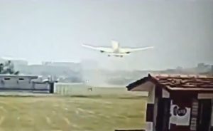 Câmera de segurança registra momento da partida e da queda de avião na Índia