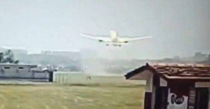 Câmera de segurança registra momento da partida e da queda de avião na Índia