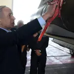 O primeiro-ministro de Israel, Benjamin Netanyahu, na Base Aérea de Tel Nof
