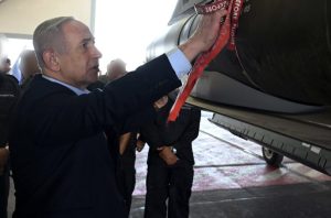 O primeiro-ministro de Israel, Benjamin Netanyahu, na Base Aérea de Tel Nof