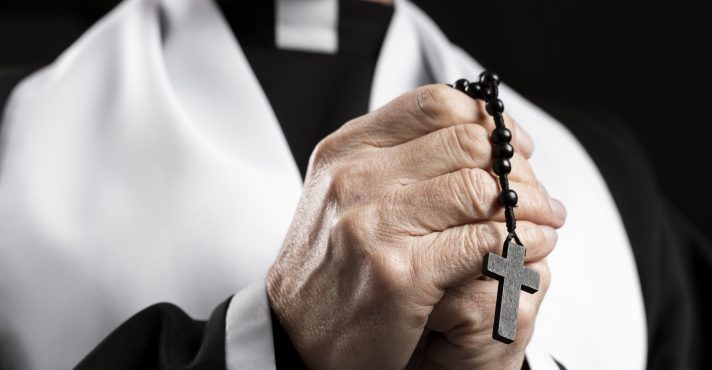 Católicos seguem como maioria em todas as idades, mas sua presença cai entre adolescentes e adultos jovens | Foto: Reprodução/Freepik