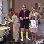 Na trama, Chaves suja o carro de propósito para conseguir lavá-lo | Foto: Reprodução/SBT