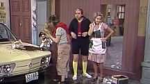 Na trama, Chaves suja o carro de propósito para conseguir lavá-lo | Foto: Reprodução/SBT
