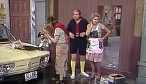 Na trama, Chaves suja o carro de propósito para conseguir lavá-lo | Foto: Reprodução/SBT