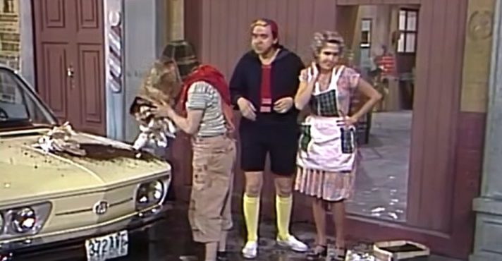 Na trama, Chaves suja o carro de propósito para conseguir lavá-lo | Foto: Reprodução/SBT