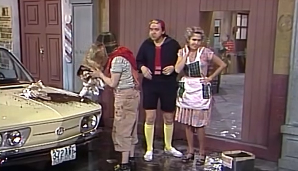 Na trama, Chaves suja o carro de propósito para conseguir lavá-lo | Foto: Reprodução/SBT