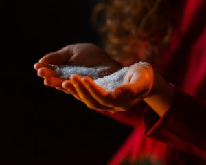 O volume total de cocaína produzida globalmente no ano passado representa uma cifra 34% maior que a de 2022 | Foto: Freepic-diller/Freepik
